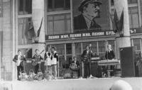 Выступление молодежного ансамбля на крыльце Кировской областной филармонии. 1970-е годы. Фото 1