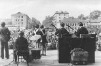Выступление молодежного ансамбля на крыльце Кировской областной филармонии. 1970-е годы. Фото 2